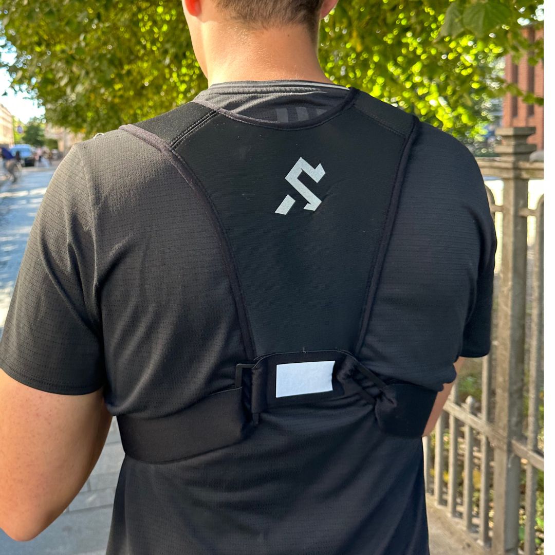 Bagside af MySports løbevest med refleksdetalje og elastisk pasform