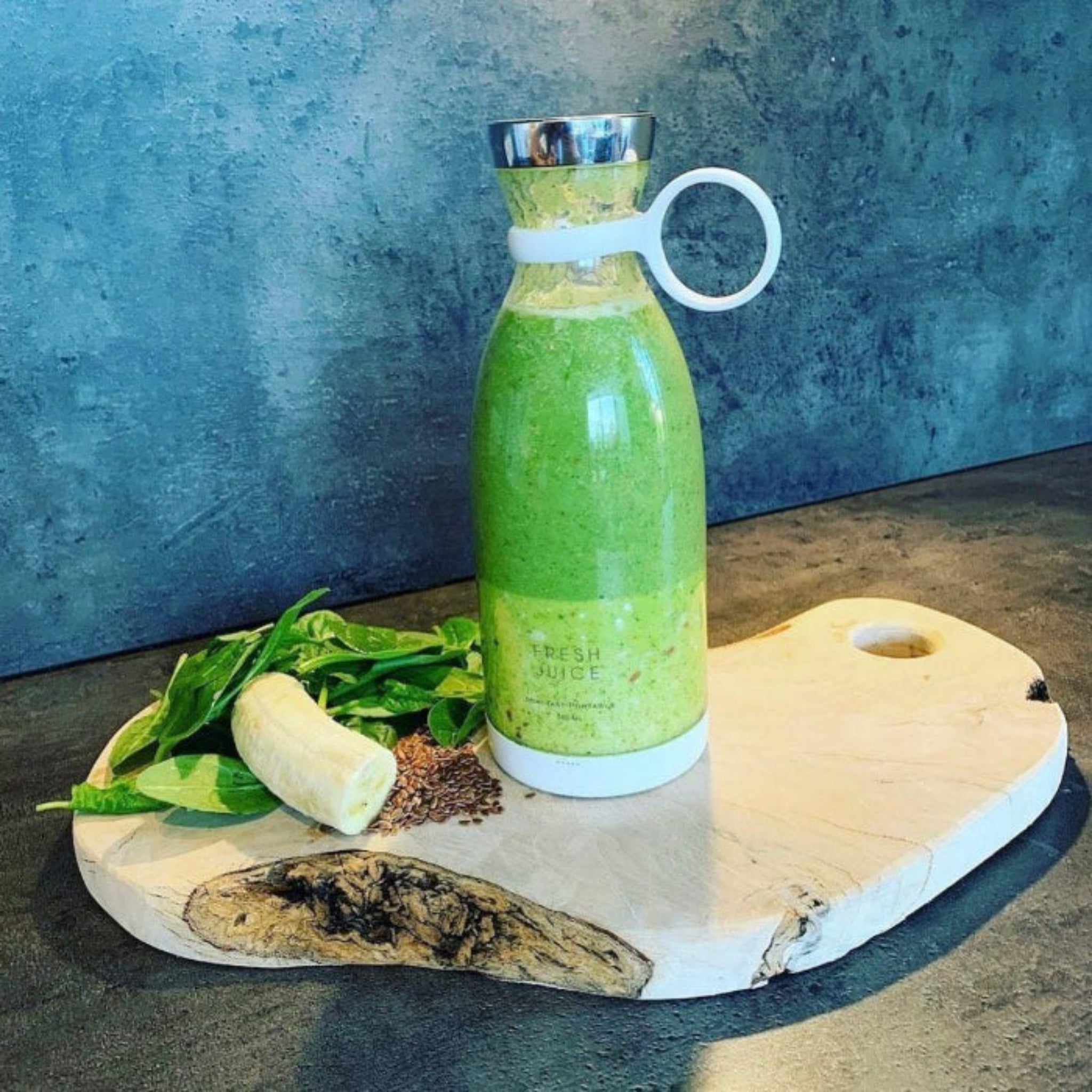 Fresh Juice bærbar blender 350ml i blaa – ideel til frosne bær og iskolde drikke.