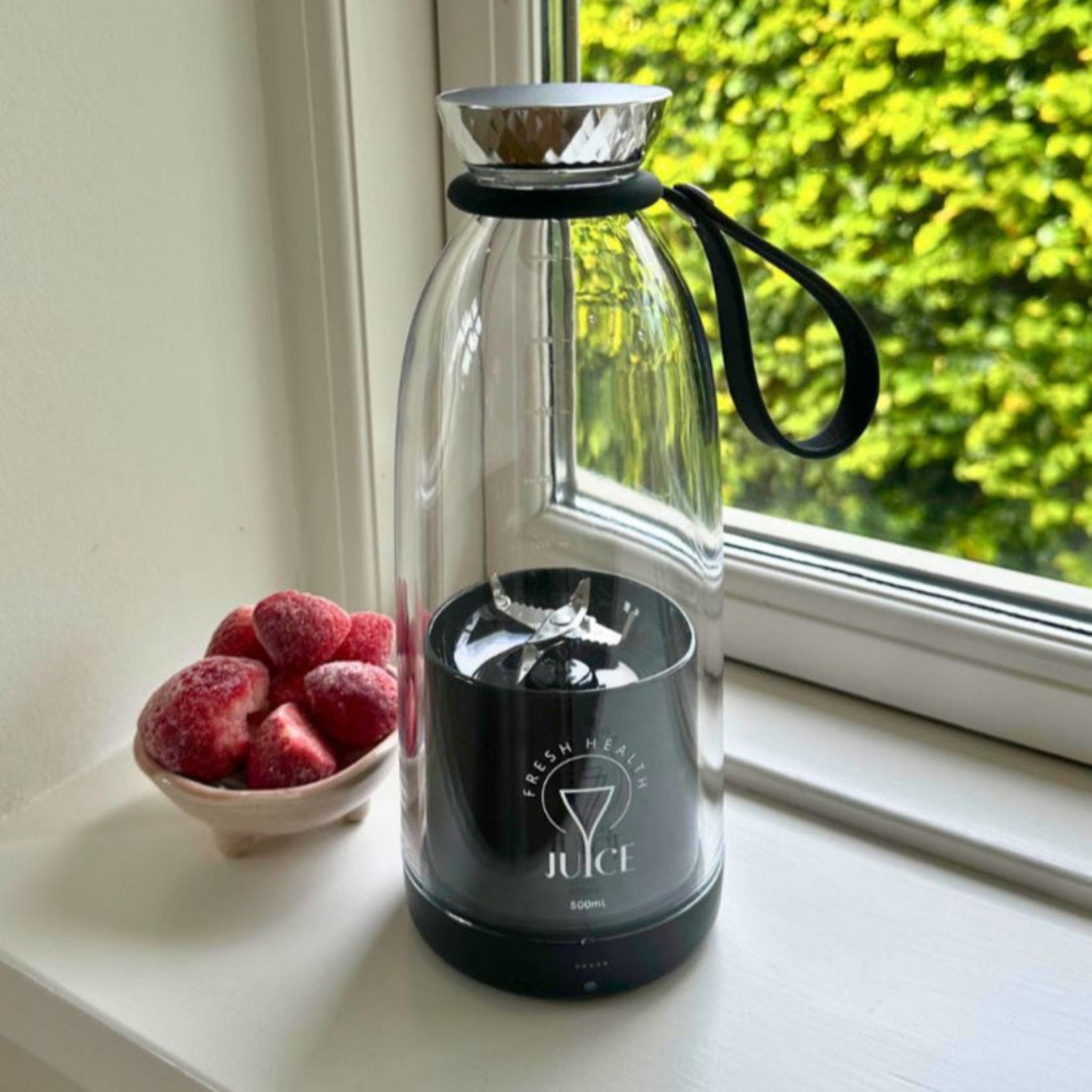 Fresh Juice bærbar blender i vindue – perfekt til frosne bær og nem rengøring.