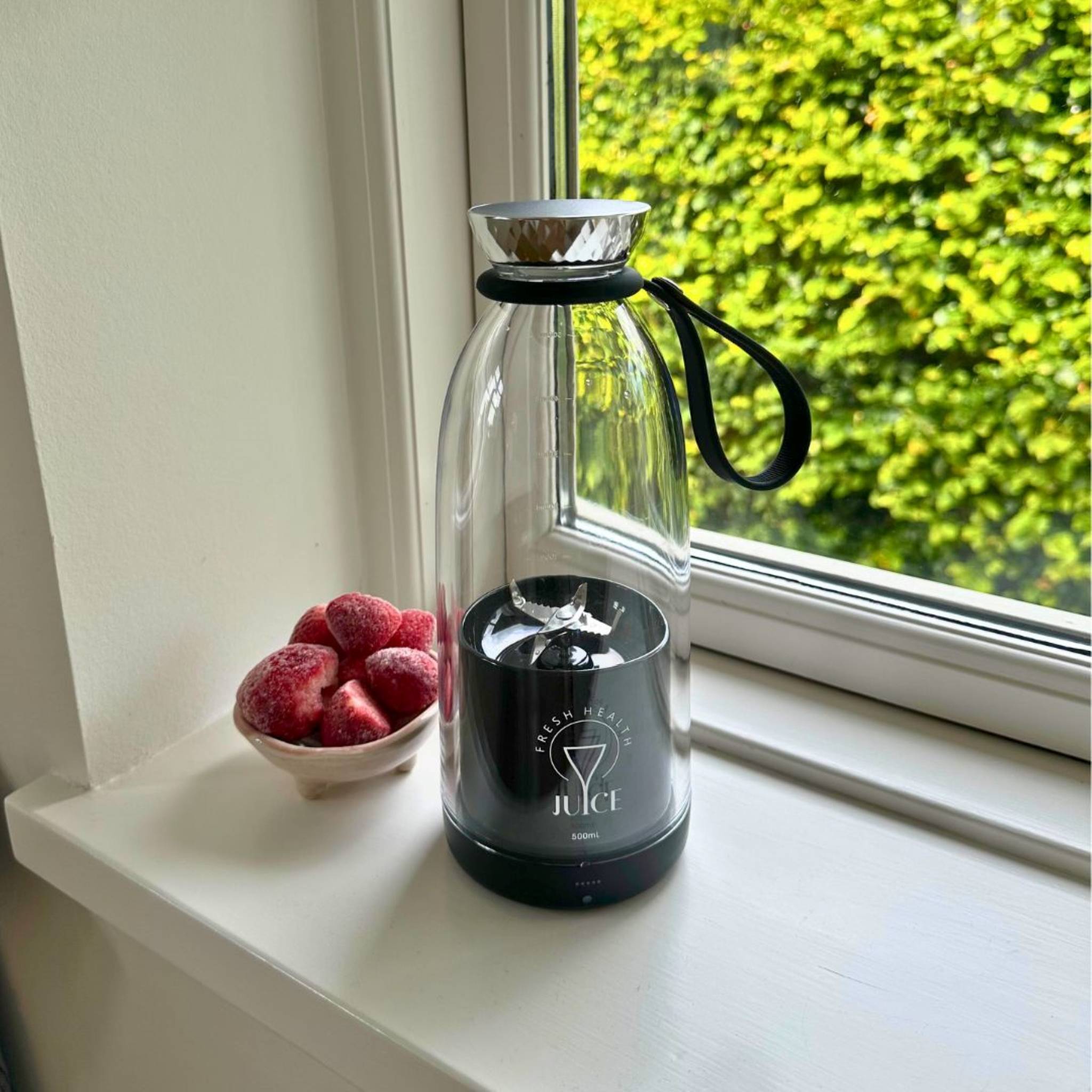 MySports Fresh Juice Blender 500 ml sort model ved vindue med jordbær.