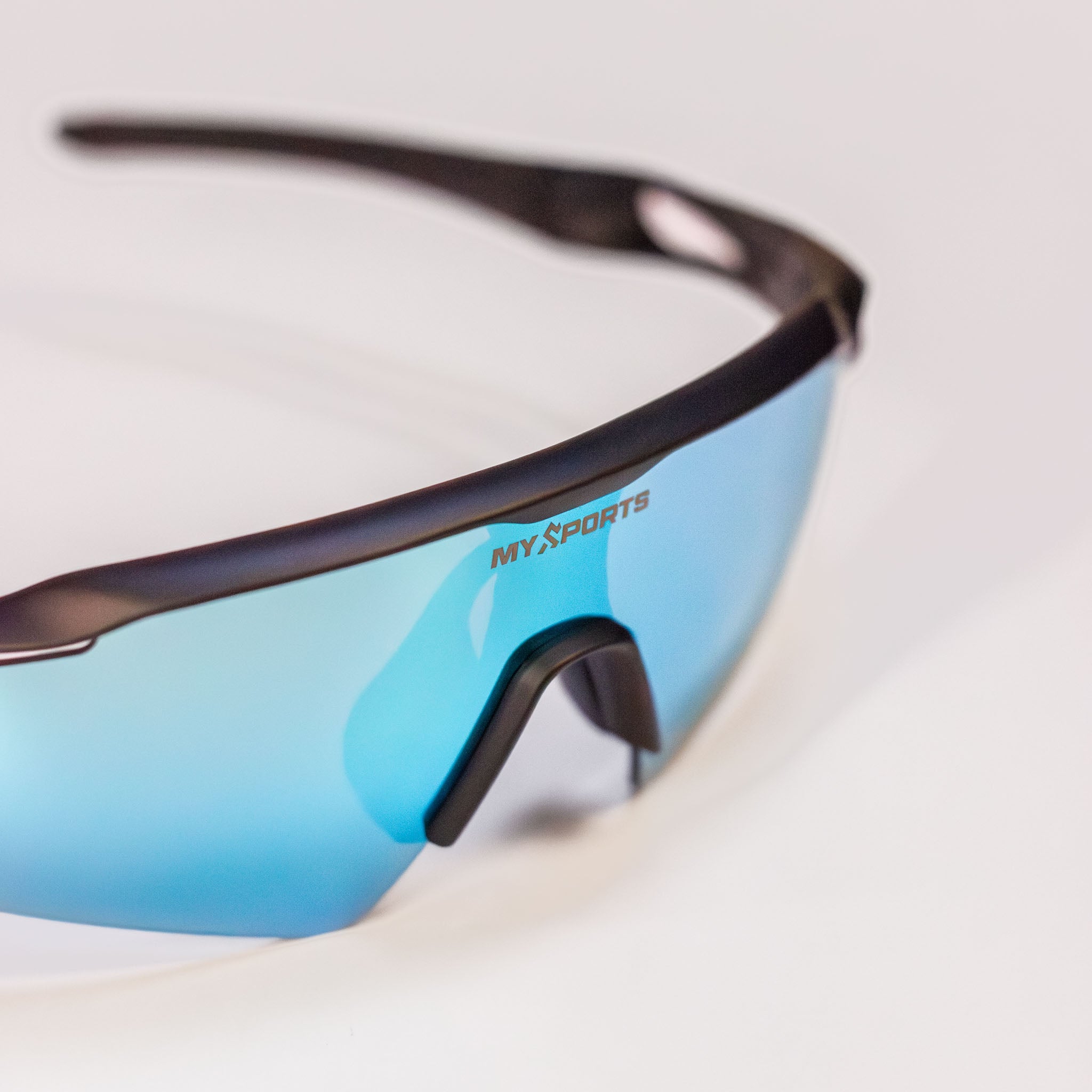 Lette MySports sportsbriller med grå UV400-glas – perfekte til løb, cykling og outdoor træning