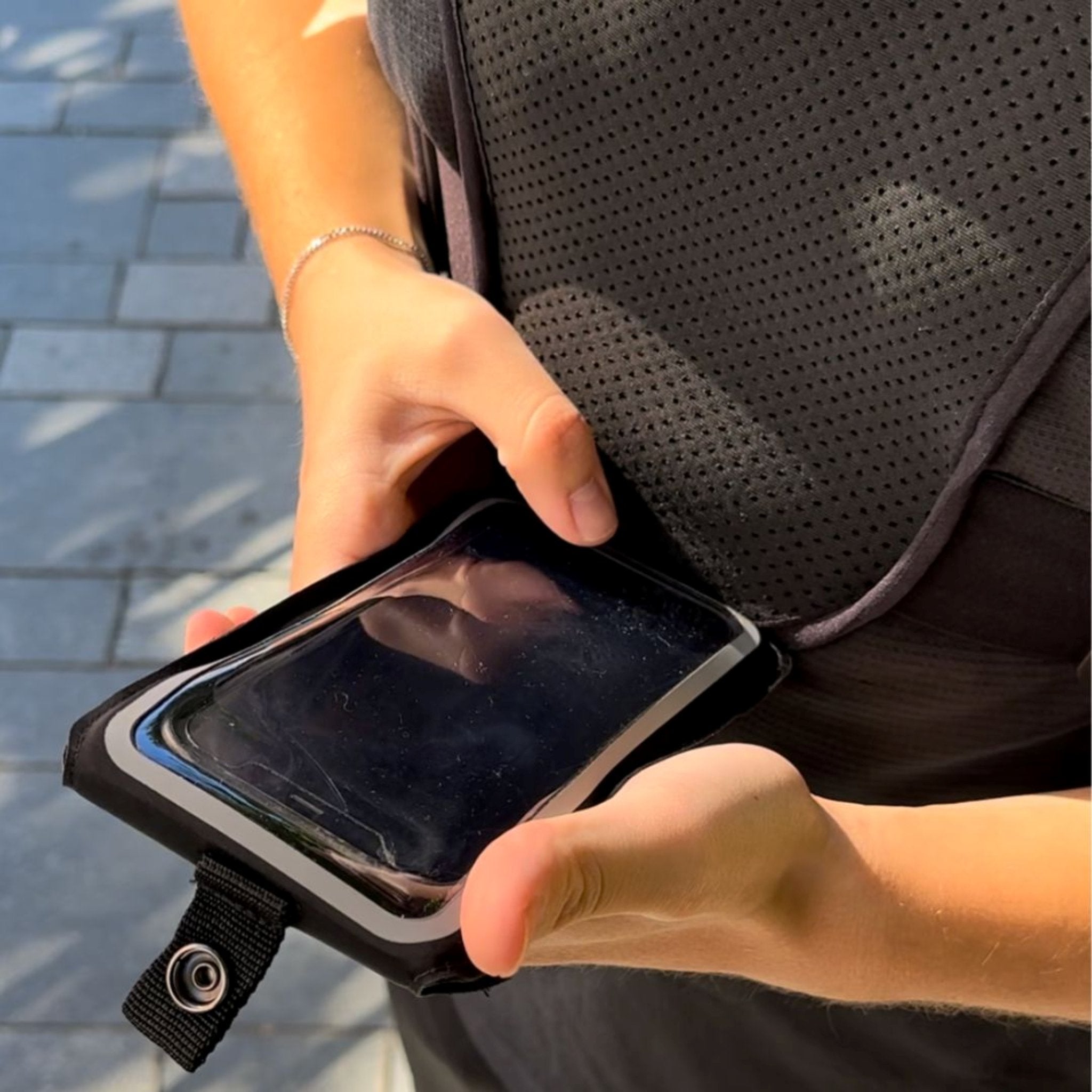 Praktisk smartphone lomme på MySports løbevest til løbeture og træning