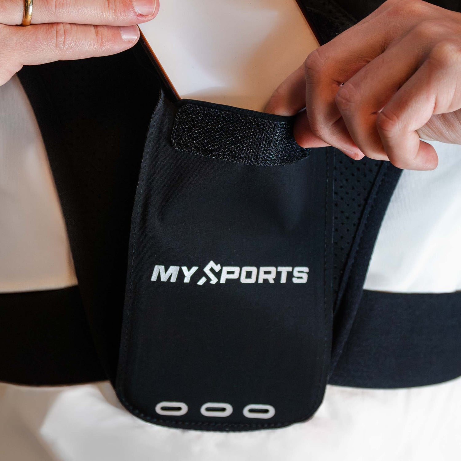 MySports løbevest med plads til mobil og småting